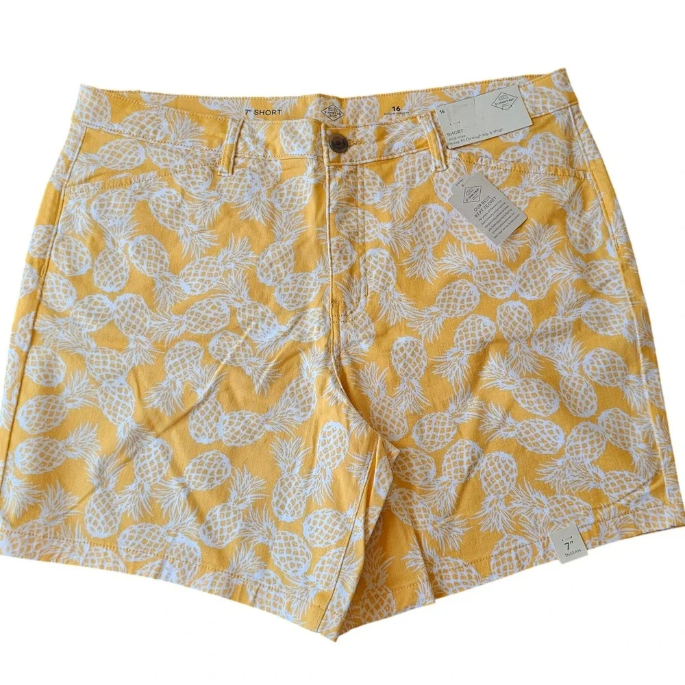 St Johns Bay Womens Yellow Pineapple Print Mid Rise 7 Inch Shorts Size 16 NWT